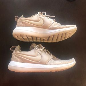 Women’s Nike Roshe tennis shoes